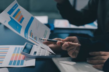 Toplantıdaki iş adamları birlikte planları tartışıyor.