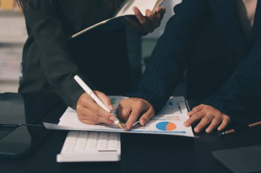 Toplantıdaki iş adamları birlikte planları tartışıyor.