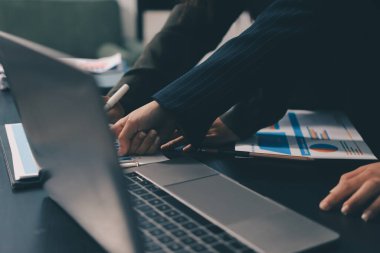 Toplantıdaki iş adamları birlikte planları tartışıyor.