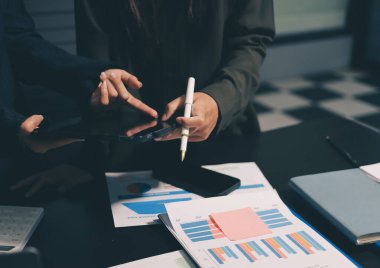 Toplantıdaki iş adamları birlikte planları tartışıyor.