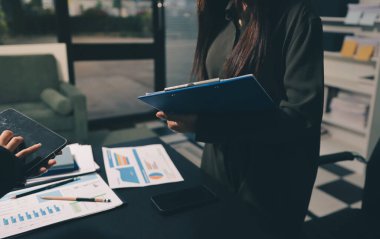 Toplantıdaki iş adamları birlikte planları tartışıyor.