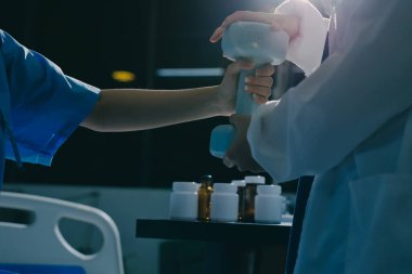 Fizyoterapist, halter egzersizinde bir kadına yardım ediyor.