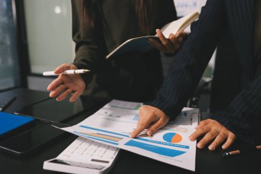 Toplantıdaki iş adamları birlikte planları tartışıyor.