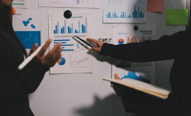 Toplantıdaki iş adamları birlikte planları tartışıyor.