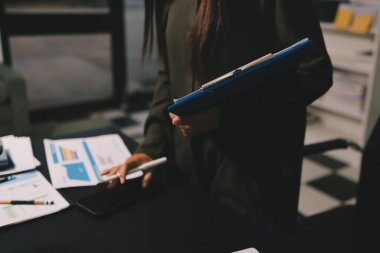 Toplantıdaki iş adamları birlikte planları tartışıyor.