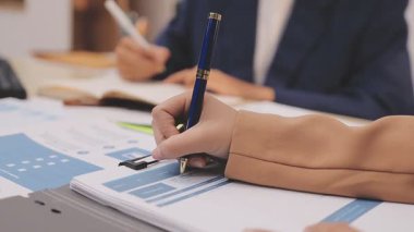 Muhasebe şirketi kârlı nakit akışı için finansman ve vergilendirme planlaması, ofiste çalışan denetçi ve muhasebeci ekibi, mali verileri ve muhasebe kayıtlarını hesap makinesiyle analiz eder