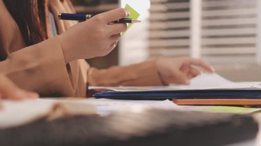 Muhasebe şirketi kârlı nakit akışı için finansman ve vergilendirme planlaması, ofiste çalışan denetçi ve muhasebeci ekibi, mali verileri ve muhasebe kayıtlarını hesap makinesiyle analiz eder