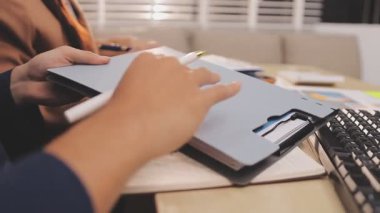 Muhasebe şirketi kârlı nakit akışı için finansman ve vergilendirme planlaması, ofiste çalışan denetçi ve muhasebeci ekibi, mali verileri ve muhasebe kayıtlarını hesap makinesiyle analiz eder