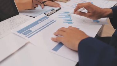 Muhasebe şirketi kârlı nakit akışı için finansman ve vergilendirme planlaması, ofiste çalışan denetçi ve muhasebeci ekibi, mali verileri ve muhasebe kayıtlarını hesap makinesiyle analiz eder