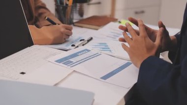 Muhasebe şirketi kârlı nakit akışı için finansman ve vergilendirme planlaması, ofiste çalışan denetçi ve muhasebeci ekibi, mali verileri ve muhasebe kayıtlarını hesap makinesiyle analiz eder