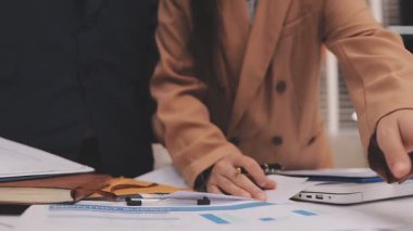 Muhasebe şirketi kârlı nakit akışı için finansman ve vergilendirme planlaması, ofiste çalışan denetçi ve muhasebeci ekibi, mali verileri ve muhasebe kayıtlarını hesap makinesiyle analiz eder