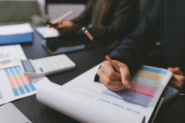 Toplantıdaki iş adamları birlikte planları tartışıyor.