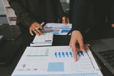 Toplantıdaki iş adamları birlikte planları tartışıyor.