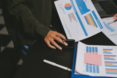 Toplantıdaki iş adamları birlikte planları tartışıyor.