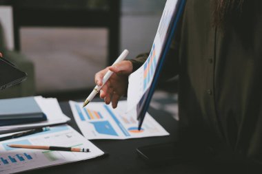 Toplantıdaki iş adamları birlikte planları tartışıyor.