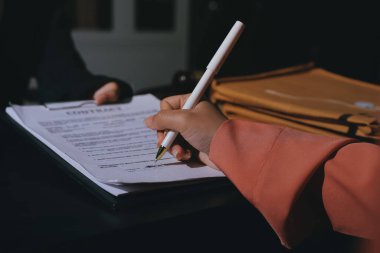 Profesyonel iş kadını ve erkek avukatların danışmanlık ve konferansı. Hukuk firmasında çalışıyorlar ve tartışıyorlar. Hukuk kavramları, Yargıç Tokmak adalet terazisiyle.