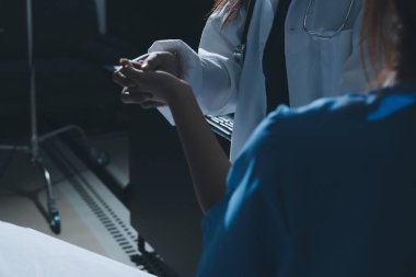 Hastane odasında hastanın dirseğini muayene eden doktor.