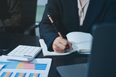 Toplantıdaki iş adamları birlikte planları tartışıyor.