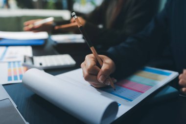 Toplantıdaki iş adamları birlikte planları tartışıyor.