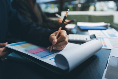 Toplantıdaki iş adamları birlikte planları tartışıyor.