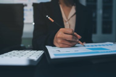 Toplantıdaki iş adamları birlikte planları tartışıyor.