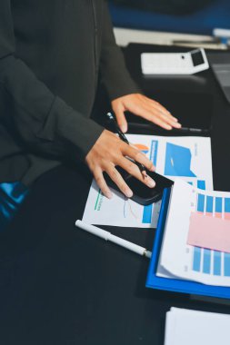 Toplantıdaki iş adamları birlikte planları tartışıyor.