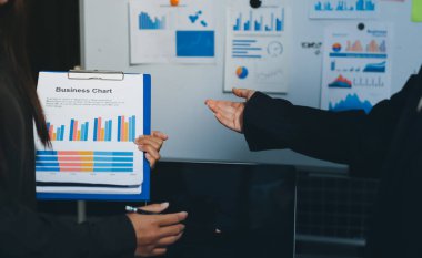 Toplantıdaki iş adamları birlikte planları tartışıyor.