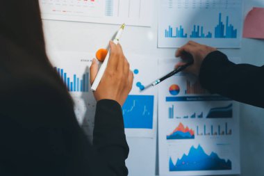 Toplantıdaki iş adamları birlikte planları tartışıyor.