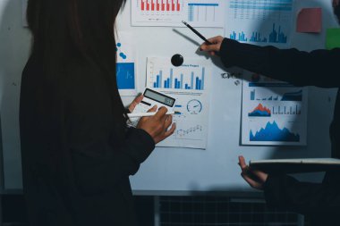 Toplantıdaki iş adamları birlikte planları tartışıyor.