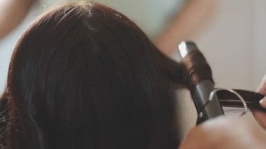 Güzellik salonundaki kadın, saç kesimi