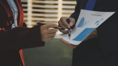 Ofiste çalışan denetçi ve muhasebeci ekibi mali verileri ve muhasebe kayıtlarını hesap makinesiyle analiz ediyor. Muhasebe şirketi kârlı nakit akışı için finansman ve vergilendirme planlaması sağlıyor. İçgörü