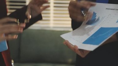 Mimarlar takımı veya mühendislik danışmanlık ve analiz nesneler üzerinde çalışma araçlar ve inşaat çizimleri teftiş, planlama ve model ev üzerine yeni mimari proje planlama