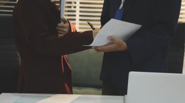 Mimarlar takımı veya mühendislik danışmanlık ve analiz nesneler üzerinde çalışma araçlar ve inşaat çizimleri teftiş, planlama ve model ev üzerine yeni mimari proje planlama