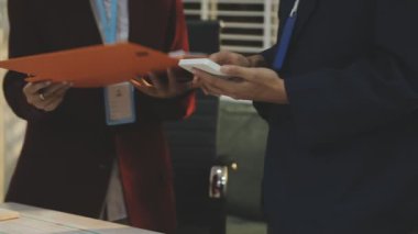 Mimarlar takımı veya mühendislik danışmanlık ve analiz nesneler üzerinde çalışma araçlar ve inşaat çizimleri teftiş, planlama ve model ev üzerine yeni mimari proje planlama