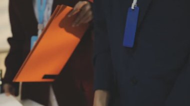 Mimarlar takımı veya mühendislik danışmanlık ve analiz nesneler üzerinde çalışma araçlar ve inşaat çizimleri teftiş, planlama ve model ev üzerine yeni mimari proje planlama