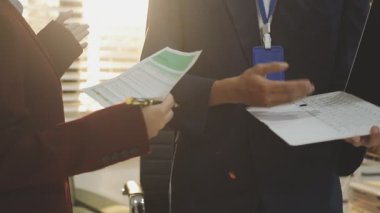 Mimarlar takımı veya mühendislik danışmanlık ve analiz nesneler üzerinde çalışma araçlar ve inşaat çizimleri teftiş, planlama ve model ev üzerine yeni mimari proje planlama