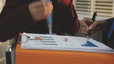 Mimarlar takımı veya mühendislik danışmanlık ve analiz nesneler üzerinde çalışma araçlar ve inşaat çizimleri teftiş, planlama ve model ev üzerine yeni mimari proje planlama