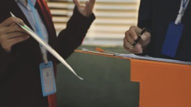 Mimarlar takımı veya mühendislik danışmanlık ve analiz nesneler üzerinde çalışma araçlar ve inşaat çizimleri teftiş, planlama ve model ev üzerine yeni mimari proje planlama