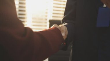 Mimarlar takımı veya mühendislik danışmanlık ve analiz nesneler üzerinde çalışma araçlar ve inşaat çizimleri teftiş, planlama ve model ev üzerine yeni mimari proje planlama