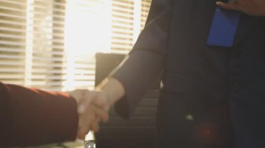 Mimarlar takımı veya mühendislik danışmanlık ve analiz nesneler üzerinde çalışma araçlar ve inşaat çizimleri teftiş, planlama ve model ev üzerine yeni mimari proje planlama