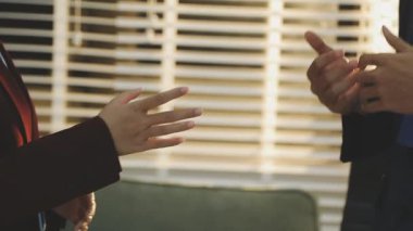 Mimarlar takımı veya mühendislik danışmanlık ve analiz nesneler üzerinde çalışma araçlar ve inşaat çizimleri teftiş, planlama ve model ev üzerine yeni mimari proje planlama