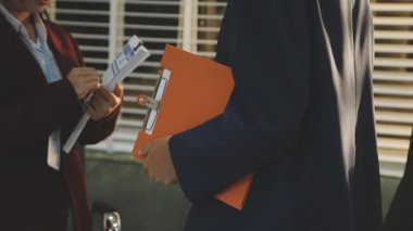 Mimarlar takımı veya mühendislik danışmanlık ve analiz nesneler üzerinde çalışma araçlar ve inşaat çizimleri teftiş, planlama ve model ev üzerine yeni mimari proje planlama