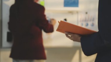 Mimarlar takımı veya mühendislik danışmanlık ve analiz nesneler üzerinde çalışma araçlar ve inşaat çizimleri teftiş, planlama ve model ev üzerine yeni mimari proje planlama