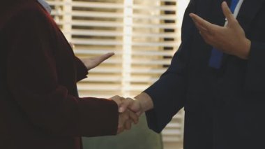 Mimarlar takımı veya mühendislik danışmanlık ve analiz nesneler üzerinde çalışma araçlar ve inşaat çizimleri teftiş, planlama ve model ev üzerine yeni mimari proje planlama