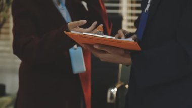 Mimarlar takımı veya mühendislik danışmanlık ve analiz nesneler üzerinde çalışma araçlar ve inşaat çizimleri teftiş, planlama ve model ev üzerine yeni mimari proje planlama