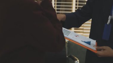 Mimarlar takımı veya mühendislik danışmanlık ve analiz nesneler üzerinde çalışma araçlar ve inşaat çizimleri teftiş, planlama ve model ev üzerine yeni mimari proje planlama