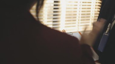 Mimarlar takımı veya mühendislik danışmanlık ve analiz nesneler üzerinde çalışma araçlar ve inşaat çizimleri teftiş, planlama ve model ev üzerine yeni mimari proje planlama