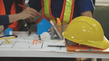 Mimarlar takımı veya mühendislik danışmanlık ve analiz nesneler üzerinde çalışma araçlar ve inşaat çizimleri teftiş, planlama ve model ev üzerine yeni mimari proje planlama