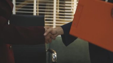 Mimarlar takımı veya mühendislik danışmanlık ve analiz nesneler üzerinde çalışma araçlar ve inşaat çizimleri teftiş, planlama ve model ev üzerine yeni mimari proje planlama