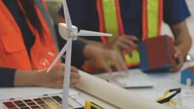 Mimarlar takımı veya mühendislik danışmanlık ve analiz nesneler üzerinde çalışma araçlar ve inşaat çizimleri teftiş, planlama ve model ev üzerine yeni mimari proje planlama